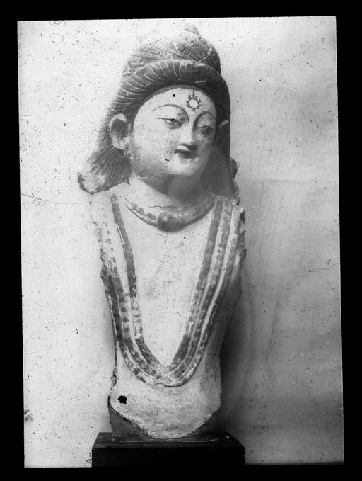 T 447: Oberkörper eines Bodhisattva mit Flammensymbol auf der Stirn