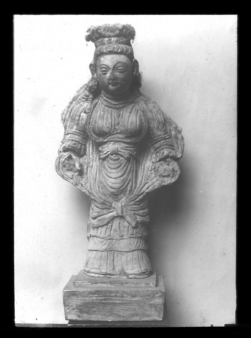 T 448: Weibl.Gottheit mit Blütenkrone und verhüllten Brüsten, Kniestück