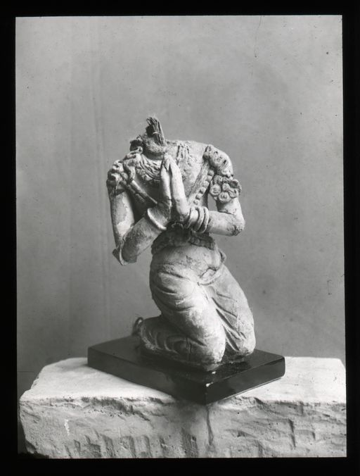 T 450: (kopfloser) kniender Anbeter