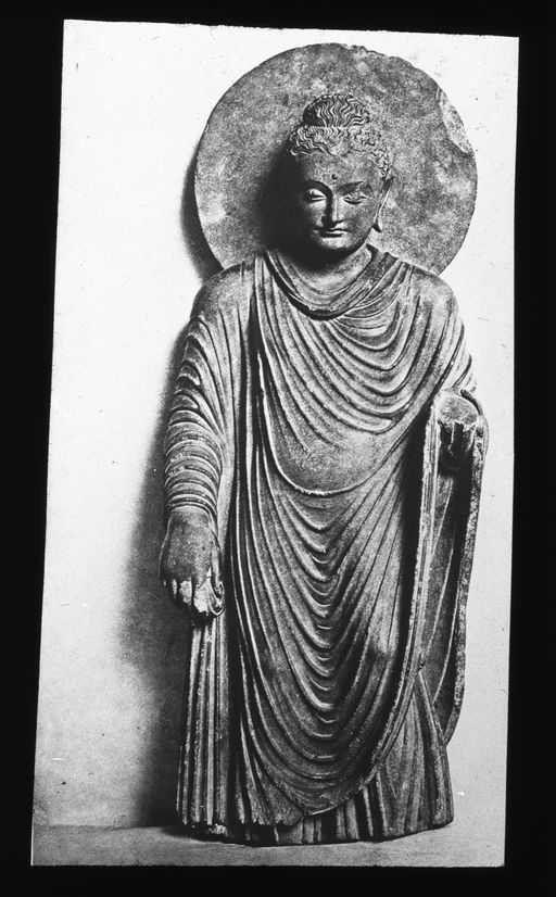 T 451: Skulptur eines stehenden Buddha mit Nimbus