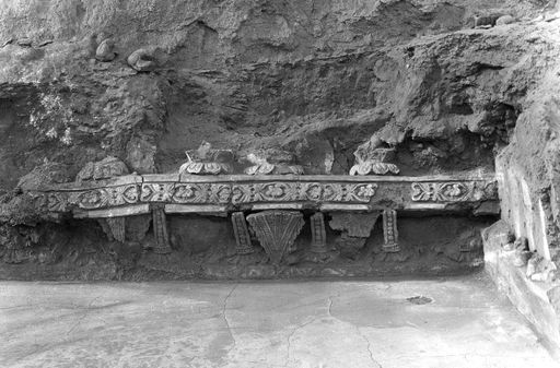 T 460: Reliefierter Wandsockelfries aus Lehmplastik mit kleinen Enten in Blätterranke, herabhängende textilartige Bordüre