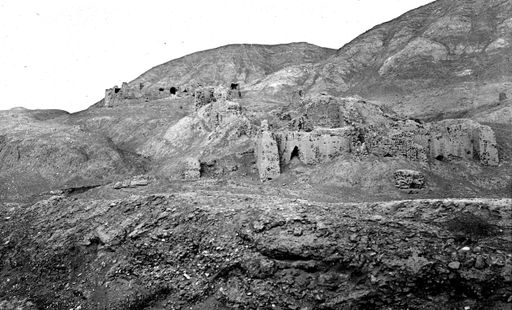 T 461: Blick von Südwesten und der Straße nach Toyok auf die großen schräg hintereinander liegenden Tempelanlagen 1 (oben) und 2 (unten)