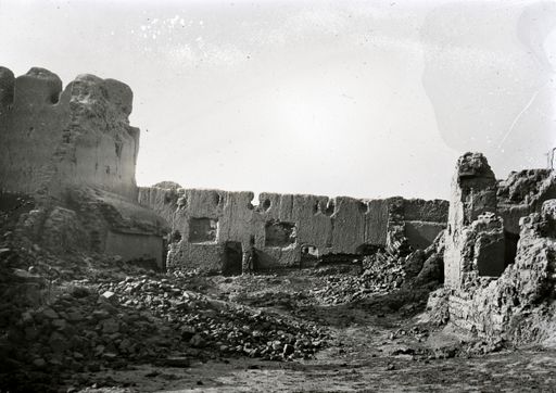 T 462: Nordwest-Ecke des Hofes um den Haupttempel des Klosters mit Tür- und Fensteröffnungen zu den zweistöckigen Doppelzellen.
