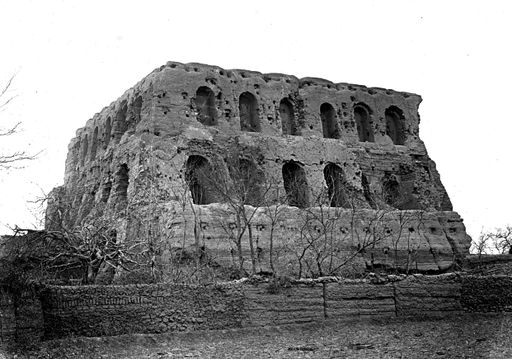T 464: Hoher Stūpa-Tempel mit Nischen für Buddhafiguren in Sitzhaltung