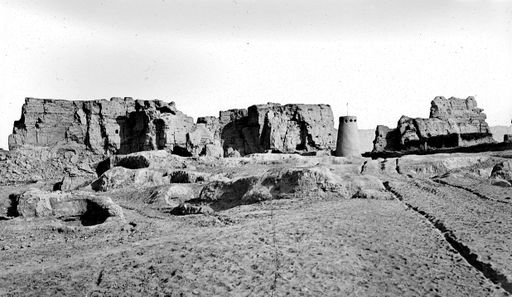 T 465: Blick vom mittleren Stadtgebiet auf die nördliche Mauer mit Ruinenfeld davor und kleinem modernen Turm