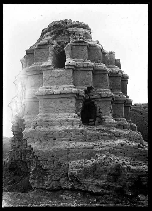 T 466: Sternförmiger Tempelturm mit Fensteröffnung in der Südost-Ecke der ummauerten Stadt