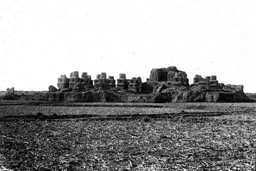 T 467: Blick von Südosten auf einen Tempelkomplex mit 84 Tempelpfeilern um einen zentralen Stūpatempel, zu dem Treppenrampen hinaufführen.