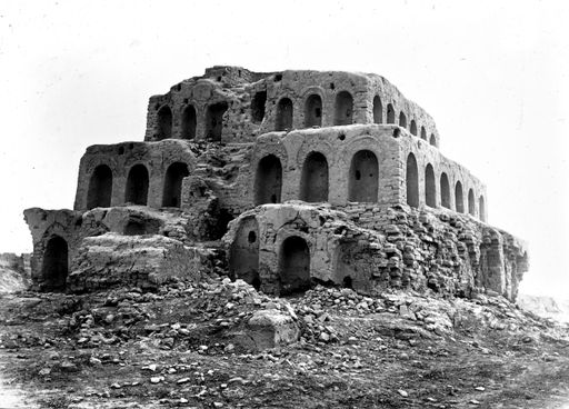 T 468: Großer Stufentempel mit Buddhanischen von NW gesehen