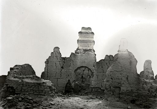 T 469: Kleiner Tempel mit schmalem gestuften Turm mit Umwandlungsgang in ummauerten Hof vor dem Westtor der inneren Mauer