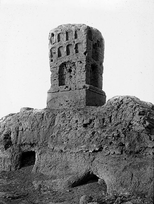 T 470: Kleiner schmaler Tempelturm mit Buddhanischen