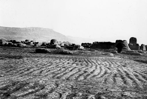 T 474: Übersicht über Mauern und Gebäude südlich der Straße nach Toyok