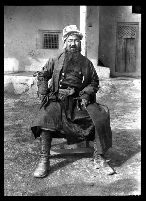 T 48: Mir Säfdär Ali Fürst (Tham) von Hunza (angeblich Nachkomme Alexander des Großen) ganze Person ; sitzend