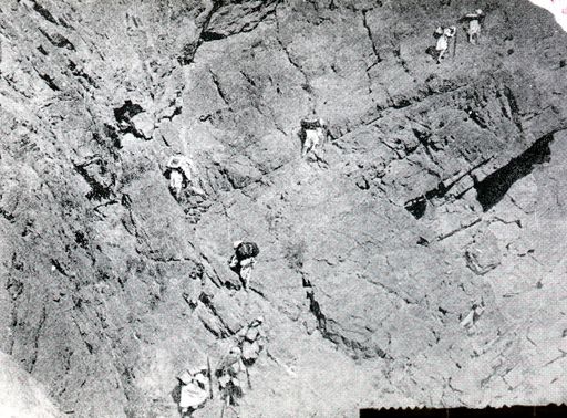 T 496: Trägerkolonne in einer Felswand - vermutlich Fremdfoto Aurel Stein