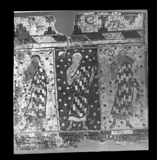 T 502: Drei alte Mönche im Flickengewand, darüber gemalter Balkon und Beginn des Tonnengewölbes mit Bergszenen