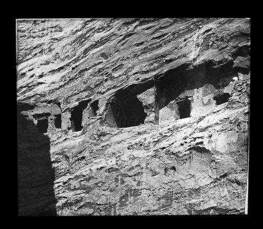 T 503: Höhleneingänge (mit Fenstern) von Mönchszellen und von Verehrungsräumen