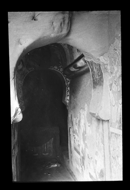 T 506: Blick in den rechten Gang und auf das Ende des Parinirvāṇa-Bettes des Buddha