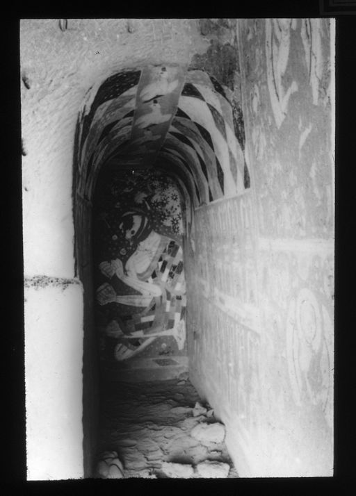 T 507: Blick durch den rechten Seitengang auf Mahākāśyapa in seinem Flickengewand zu Füßen des sterbenden Buddha