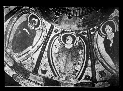 T 520: Drei stehende Buddhas in Mandorlas der Kuppelsegmente eines kleinen Höhlentempels