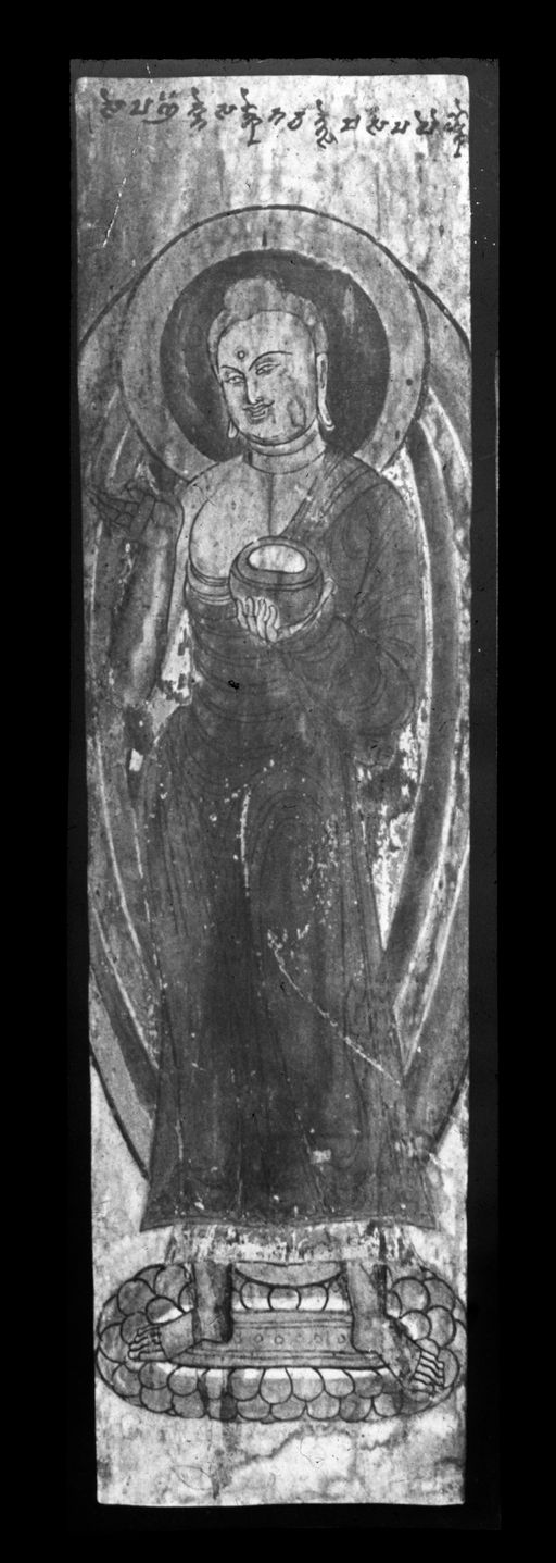 T 529: Hölzerne Votivtafel bemalt mit stehendem Buddha mit Bettelschale, darüber tocharische Stifter-Aufschrift des Malers Sanketavas.