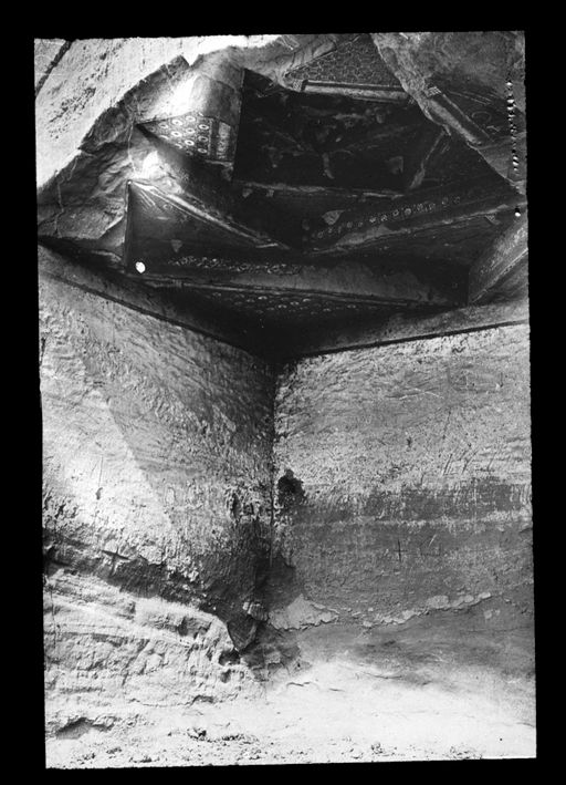 T 538: Blick in eine quadratische Höhle mit Kassettendecke ; Laternendecke