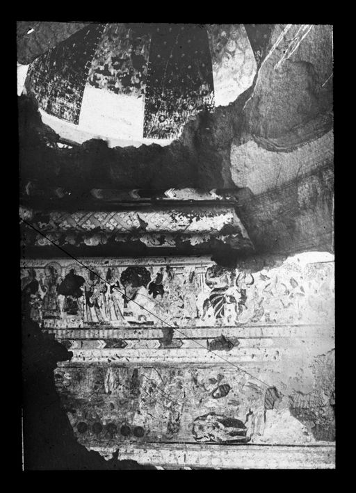 T 539: Blick in die kleine Cella mit rotweißer Kuppel und zwei umlaufenden Friesen von Legendenszenen