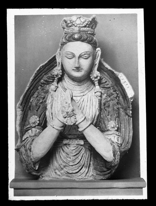 T 543: Halbfigur einer Devatā, mit Blüte in den Händen