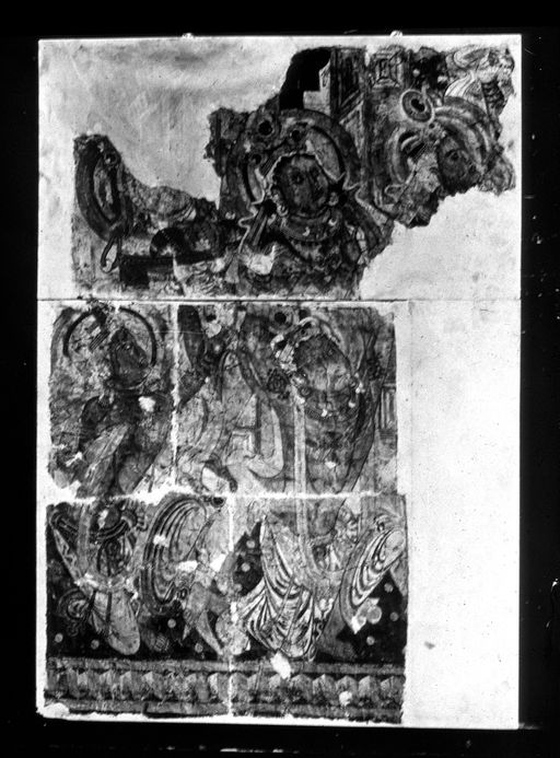 T 553: Teil einer Darstellung der wunderbaren Überquerung der Gangā, mehrere zusammengesetzte Gemäldeplatten: Gruppe nach rechts gewandter Personen - Abschied des Buddha von den Bewohnern von Vaishali