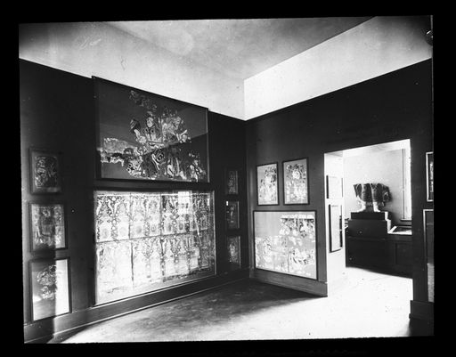 T 558: Ein Raum mit Exponaten aus Kizil im Museum für Völkerkunde in der Stresemannstrasse 1928, Blick in den Gang mit Handschriften und Skulpturen, Foto Max Krajewski