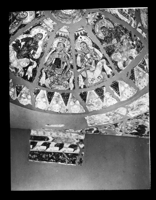 T 560: Restaurierte Kuppel mit Musikern und Adoranten, Wimpelfies und gemaltes Balkenwerk an der Wand, Museum für Völkerkunde