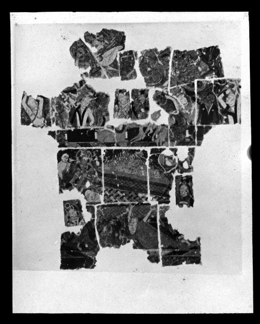 T 564: Verbrennung der bandagierten Leiche des Buddha in seinem Sarg, darüber trauernde Tocharer und fliegende Gottheiten (vor der endgültigen Restaurierung)