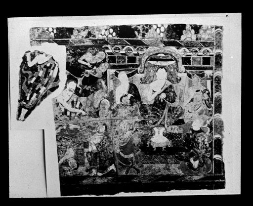 T 567: Darstellung des ersten Konzils in Pāṭaliputra: (Bruchstück) der Älteste unter den Mönchen Kaśyapa im Flickengewand, im Zentrum der lehrende Buddha, ein Detail davon ist Kriegsverlust man sieht es auf B 16.