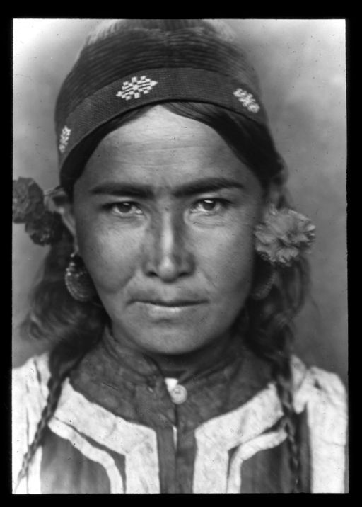 T 57: Bauersfrau Gülschadä Khan ; Kopf en face