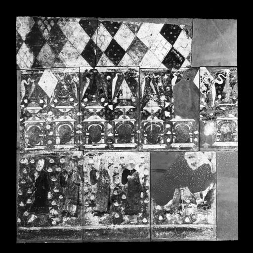 T 570: Fries mit Mönchen, darüber Stūpas und darüber in der Wölbung Rauten