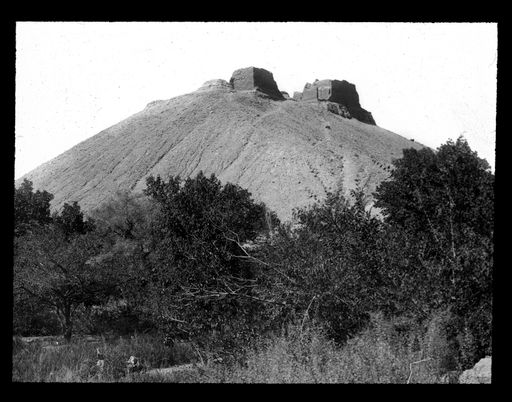 T 573: Stūpa-Ruine auf dem Hügel über dem Garten des Wang