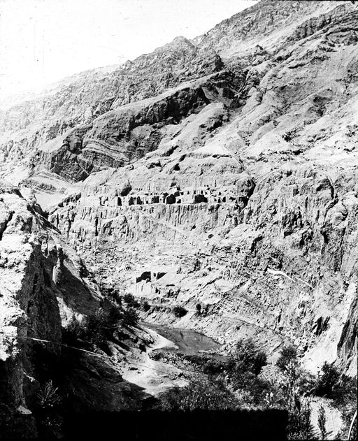 T 578: Große Terrasse auf der Westseite der Schlucht mit zahlreichen Tempel- und Klosterruinen, vom steilen Ufer aus aufgenommen