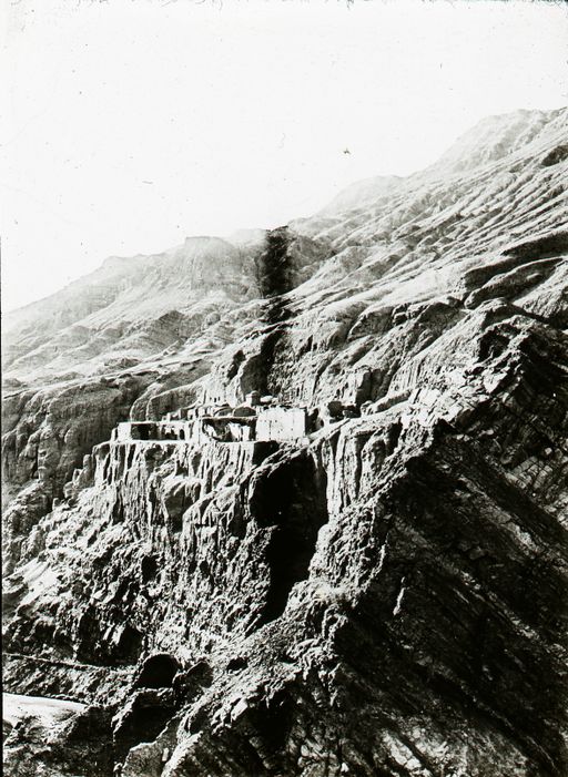 T 581: Große Terrasse auf der Westseite der Schlucht mit zahlreichen Tempel- und Klosterruinen, von unterhalb aus aufgenommen