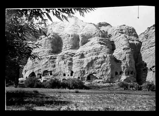 T 585: Höhlenöffnungen von der Talsohle und den Feldern aus gesehen