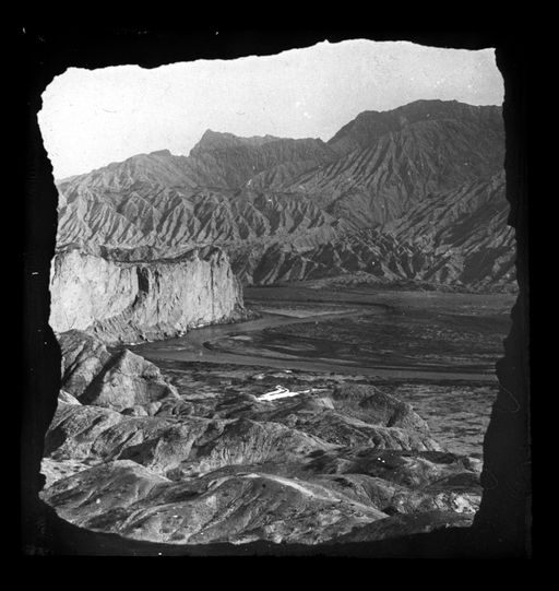 T 586: Blick aus Mönchszelle der 2. Anlage auf das Tal und die jenseitige Hügelfront