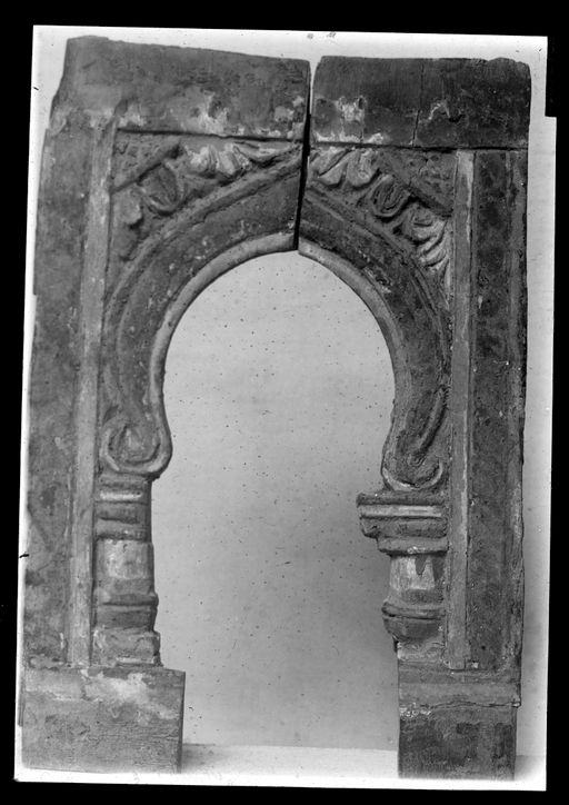 T 587: Zwei Teile von (verschiedenen) Gewölbebogen, geschnitzt und bemalt