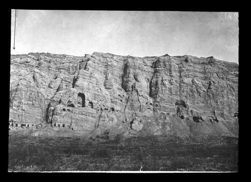 T 589: Höhlenöffnungen von der Talsohle und den Feldern aus gesehen