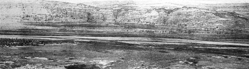 T 590: Gesamtansicht der Kizil Höhlen vom und des Tals gegenüber liegenden Höhenzug aus gesehen