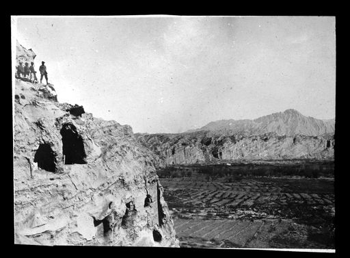 T 592: Theodor Bartus und drei Arbeiter vor Höhle 17 nach der Abnahme von Wandmalereien in abbruchgefährdeten Höhlenräumen