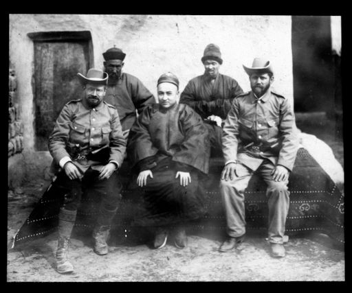 T 593: Le Coq und Bartus mit dem Wang von Luktschun und dahinter ihr Wirt Sa'ut und daneben ein Arbeiter im Hof des Quartiers der Deutschen