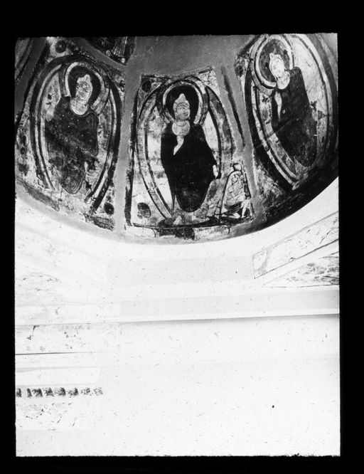 T 595: Drei Buddhas, restaurierte im Museum zusammengesetzte Kuppel, mit Plafond und Fries