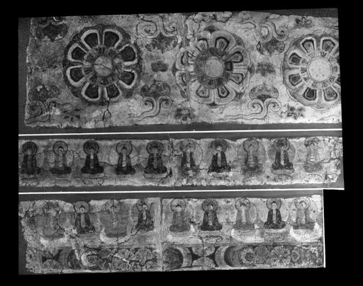 T 605: Lotosrosetten und darunter 2 Reihen meditierender Buddhas, Ornamentstreifen