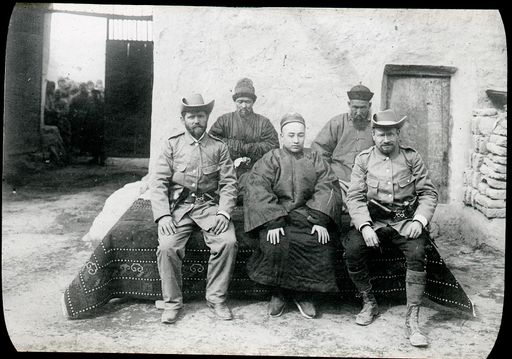 T 615: Le Coq, der Wang von Lukchun und Th. Bartus, dahinter der Wirt Sa'ut (r.) und ein Angestellter (l)