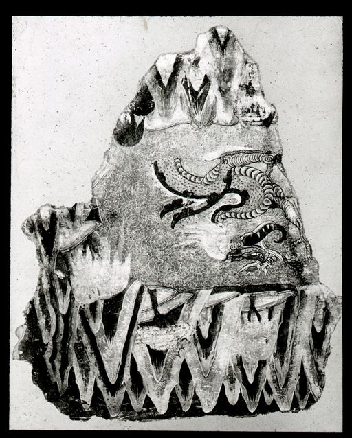 T 618: Drachen in Teich zwischen Bergen