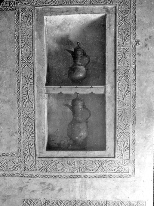 T 620: Wandnischen mit Kannen