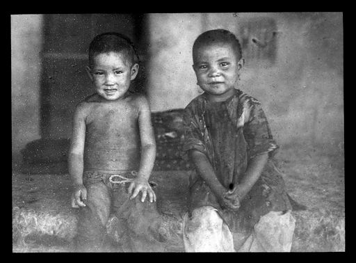 T 628: Zwei Kinder, Junge und Mädchen aus Khocho