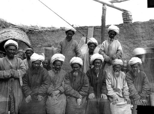 T 63: Gruppe von Honoratioren aus Khocho und Nachbarschaft ; Männergruppe